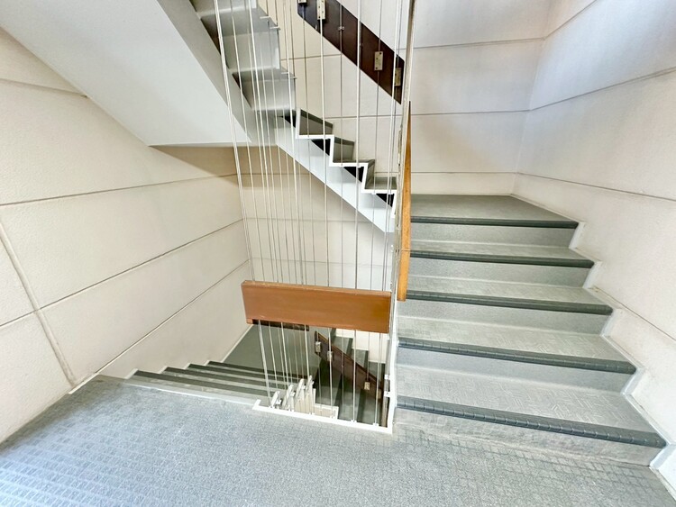 その他 共用部の階段です。明るく清潔に管理されています。