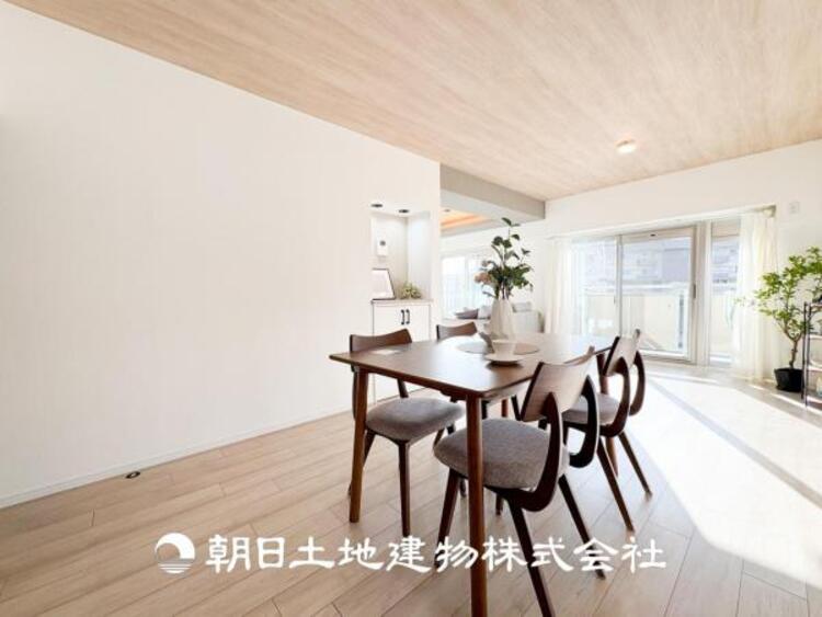 その他 【リビング】家族や友人との時間など、１番多くの時間を過ごす空間だからこそ落ち着いた空間になります。