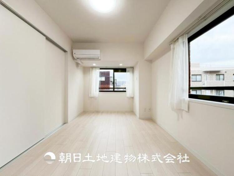 内装 【居室】爽やかな空間演出とセンス良く纏められた室内は良質な寛ぎ空間。そこで暮らす大切な人達のことを考え造りこんだ空間は日々の生活に安らぎを与えてくれます。