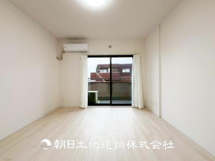 内装 【居室】人間の感性を育むプライベートルームはシンプルが１番だと思います。好みの空間で本を読んだり、音楽を聞いたりと、大切な一人の時間も充実したものにできます。