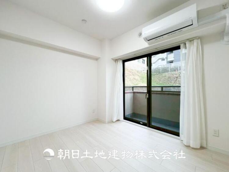 内装 【居室】趣味・感性で個性的に飾って頂けるようシンプルに仕上げてあります。自分時間を充実させながら心豊かなひとときを過ごすための大切な空間。