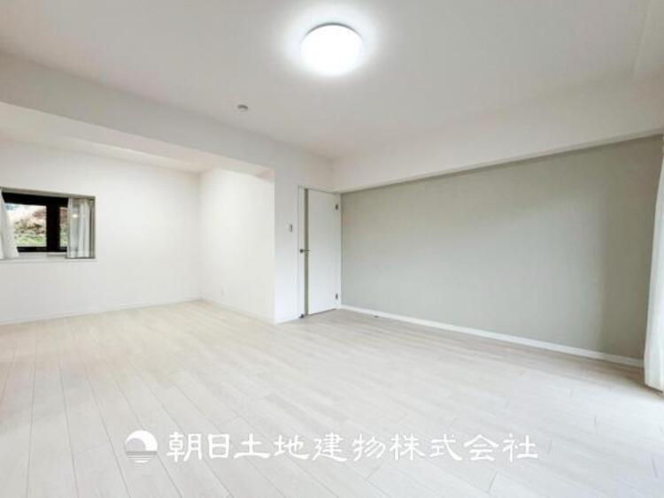 居間 【リビング】リビングにはみんなが集い、食事や楽しい会話が始まる。話に夢中になりすぎて、ついつい時を忘れてしまう。そんな束の間の幸せを感じさせてくれる場所。お子様の勉強スペースとしても活用できます。