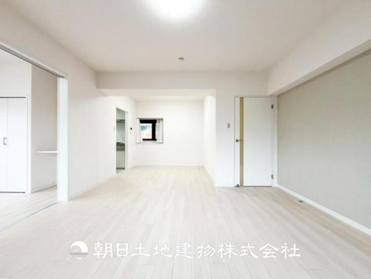 居間 【リビング】大切なご家族、招いた友人と過ごすひと時を溢れる光が優しく包み込む空間。大切な人とともに、心穏やかに過ごすひととき。家族との時間、自分の時間を大切にできる空間を作りました。