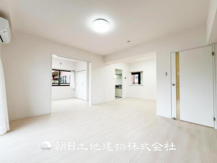 居間 【リビング】開放的で明るい空間が広がるLDK。リビングには暖かな太陽が降り注ぎ、爽やかな住空間です。お友達を呼んでお茶をしたり、一緒に料理を楽しみながら楽しい時間を。