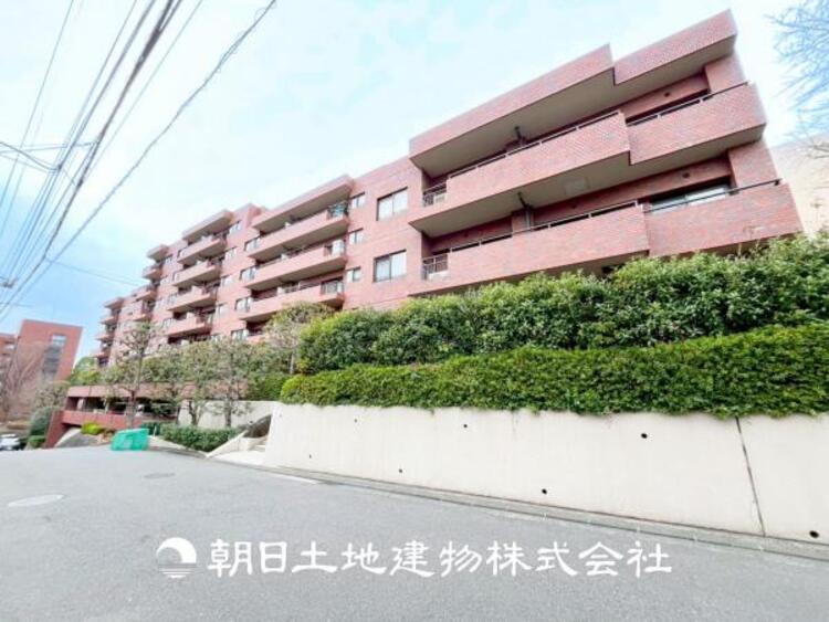 外観 【外観写真】表現された空間はたくさんの光を浴び、風を感じ、暮らしの時間を豊かにしてくれます。デザインされた空間と競い合うかのような充実した建物と共に大切な家族の思い出を刻んでいきます。