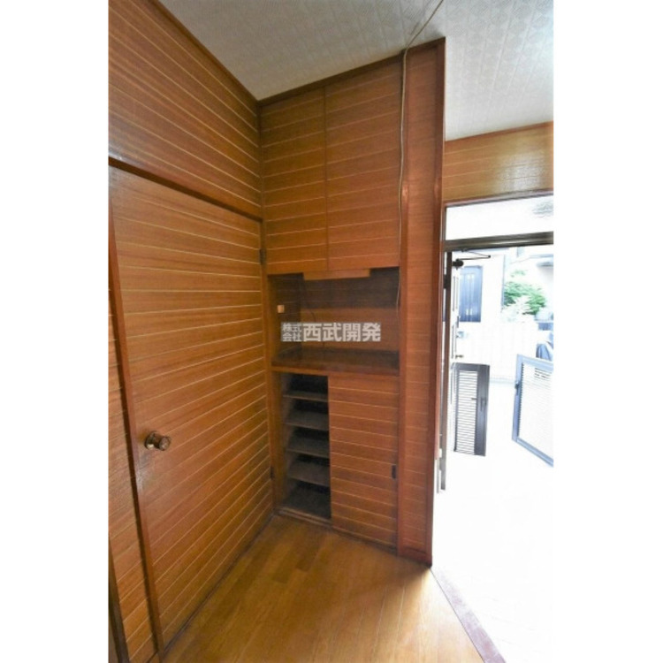 玄関 AIの加工により家具・小物等を除去してあります。玄関