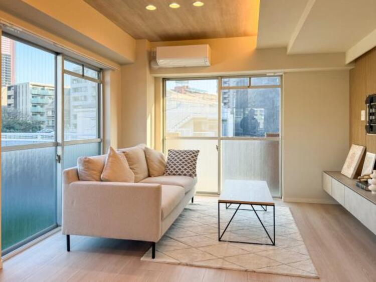 居間 【家具・小物（調度品）は販売価格に含まれません】ゆとりある約17帖のリビングは、お子さんが小さい方には遊べるスペースとしてご利用するのもいいですね。