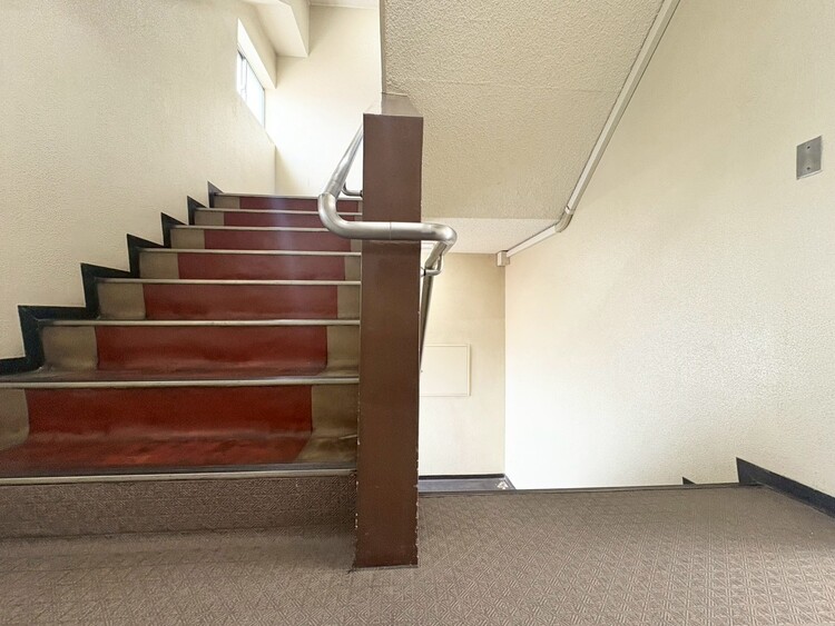 その他 共用部の階段です。明るく清潔に管理されています。