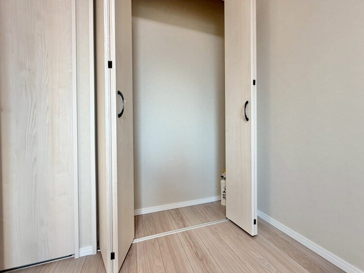 収納 家電やスーツケース、ストック品など何でも片付く嬉しい空間です。