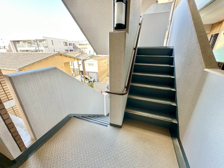 設備 共用部の階段です。明るく清潔に管理されています。