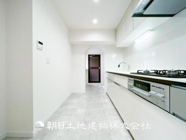 キッチン 【キッチン】シンプルで使いやすいデザインにこだわったキッチン。プライベートスペースを彩るインテリアとしての美しさと、快適な日常を支える機能性と強さがひとつになった自慢のキッチンです。