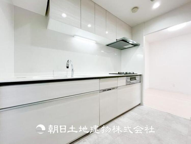 キッチン 【キッチン】住宅の主役でもあり、日常生活を過ごす上で重要な水回りでもあるからこそ機能性・デザイン性に拘りました。お掃除のしやすいシステムキッチンを設置しました。