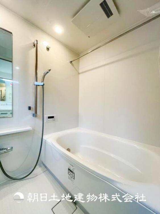 風呂 【浴室】高級感の感じられるカラーリングで、清潔な空間美を実現。１日の疲れが癒される贅沢な時間を堪能できるゆとりある空間です。