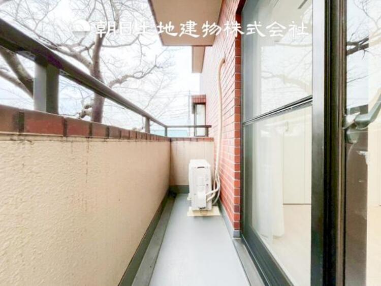 バルコニー 【バルコニー】広々としたバルコニースペース。日々のお洗濯もはかどります。陽当たりの良いバルコニー。お洗濯も良く乾きます。