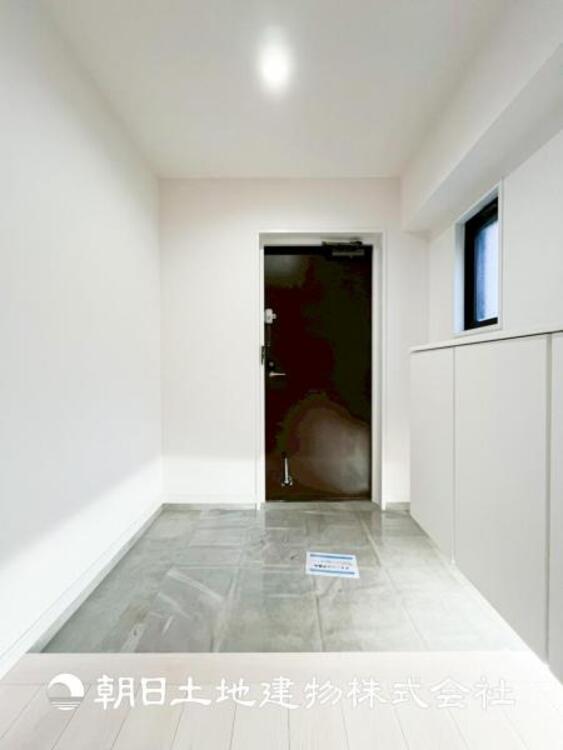 その他 【玄関】家族の帰り、遊びに来る友人、知人を優しく迎え、温もりに満ちた生活空間を予感させる。帰りたい家がここにあります。