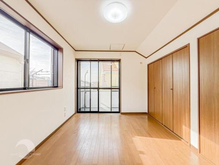 内装 穏やかな寛ぎあじわえるお部屋では有意義な時間がつくれます！！大きな窓からと陽光が注がれる明るい空間！光もアクセントの一つとして。一人時間も充実したものにできるプライベートルームは日々を豊かにします！！ 