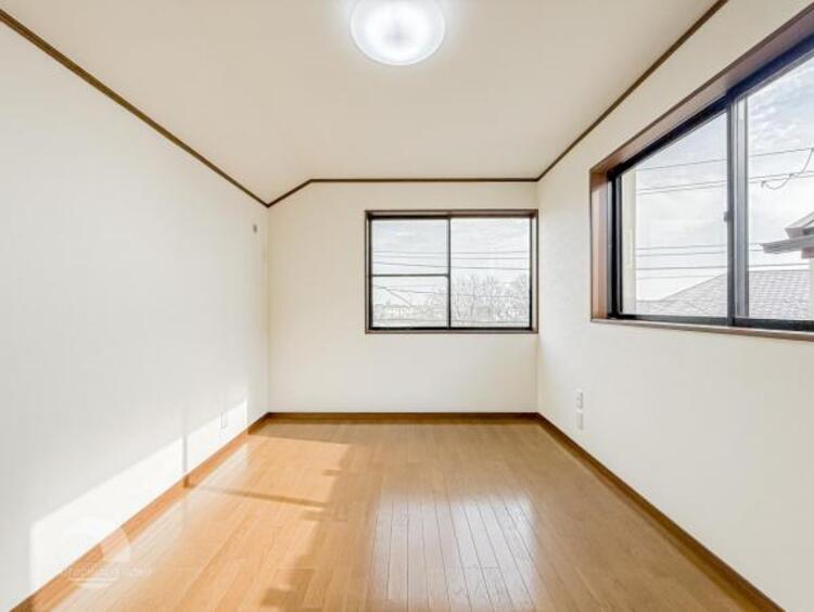 内装 居室はひとり時間を過ごせる安らげるお部屋として活用できます！収納スペースあり！荷物が多くても十分！！ベッドや勉強机、テレビなどを置きたい場合におすすめ！！過ごす時間が長くてもゆったり過ごせそうですね！ 