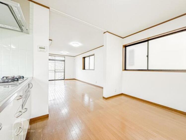 内装 心穏やかに過ごす溢れる光が優しく包み込むリビングダイニング！時間を大切にできる空間がここにあります！導線も取れているので、ダイニングテーブルやソファー、ローテーブルなどの家具もしっかりと配置できます。 