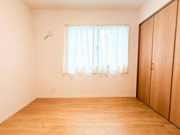 内装 居室はひとり時間を過ごせる安らげるお部屋として活用できます！収納スペースあり！荷物が多くても十分！ベッドや勉強机、テレビなどを置きたい場合におすすめ！！過ごす時間が長くてもゆったり過ごせそうですね！