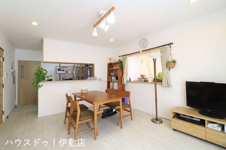 居間 【リビング】白を基調とした室内で清潔感と開放感があります