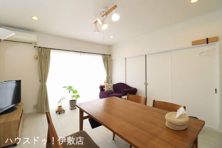 居間 【リビング】南側に掃き出し窓があり、明るいリビングです