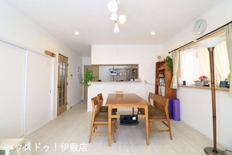 居間 【リビング】売主様居住中の為、内覧の際には事前のご予約が必要となります。詳しくはお問い合わせください。