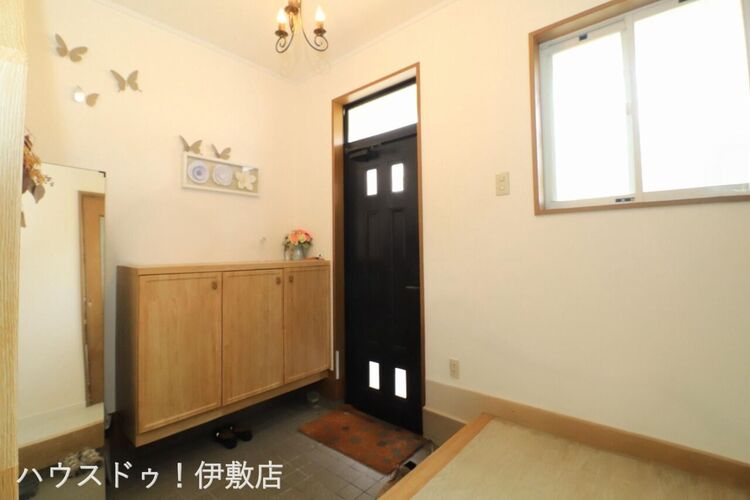 玄関 【玄関】玄関に窓があり、一日を通して明るい玄関です