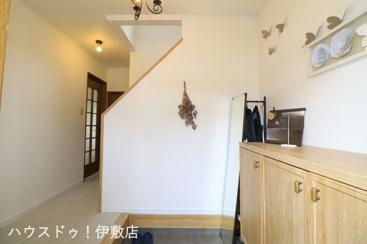 玄関 【玄関】清潔感のある玄関。玄関にはシューズボックス付きです
