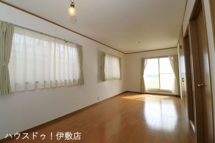 内装 【洋室10.5帖】3方向に窓があり、一日を通して自然光が入りやすい洋室です