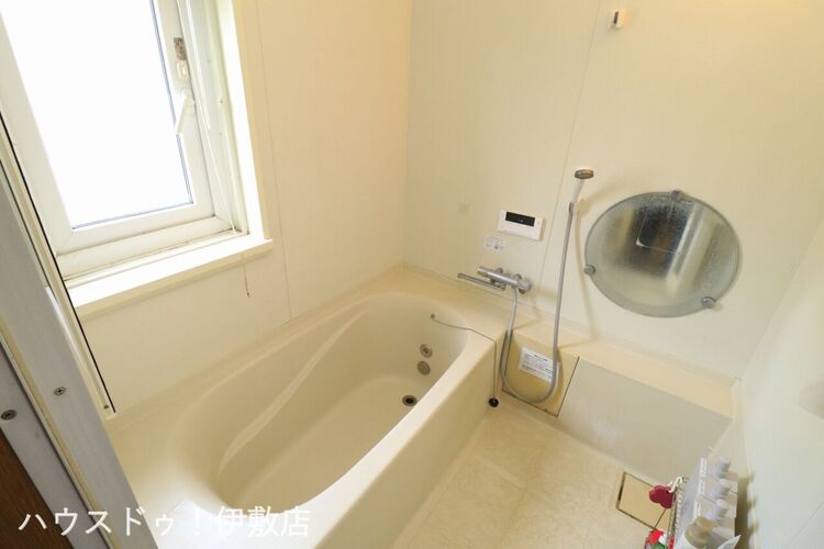 風呂 【浴室】大型の浴槽に浸かって日頃の疲れを癒して頂く事が出来ますね