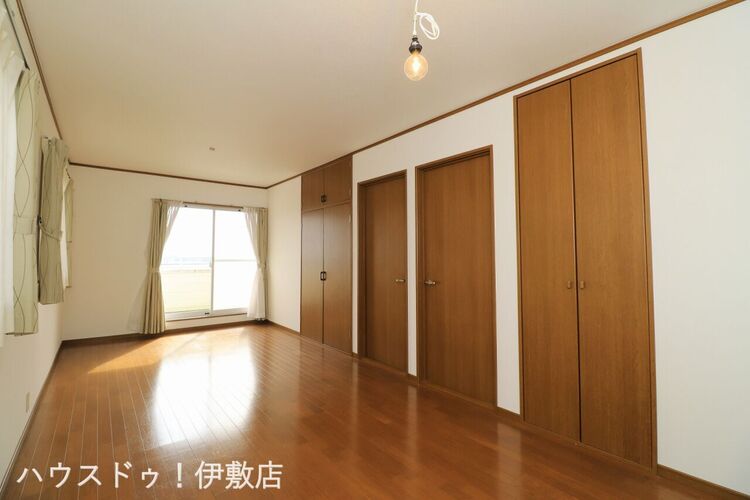 内装 【洋室10.5帖】クローゼット2ケ所付き！収納が多いのはうれしいですね