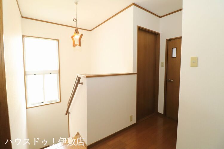 内装 【2F廊下】階段部分にも窓付きで明るいです