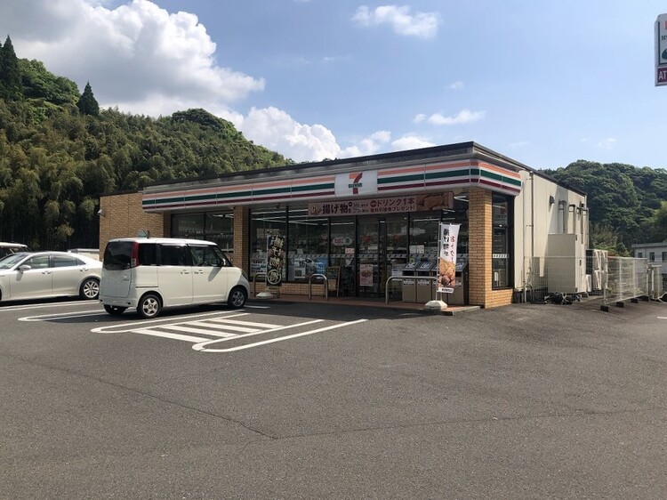 周辺 セブンイレブン 鹿児島千年橋店【セブンイレブン鹿児島千年橋店】コンビニエンス ストアのチェーン。軽食や飲み物をはじめ、売店で扱うさまざまな商品を用意。 徒歩 約21分（約1640m）