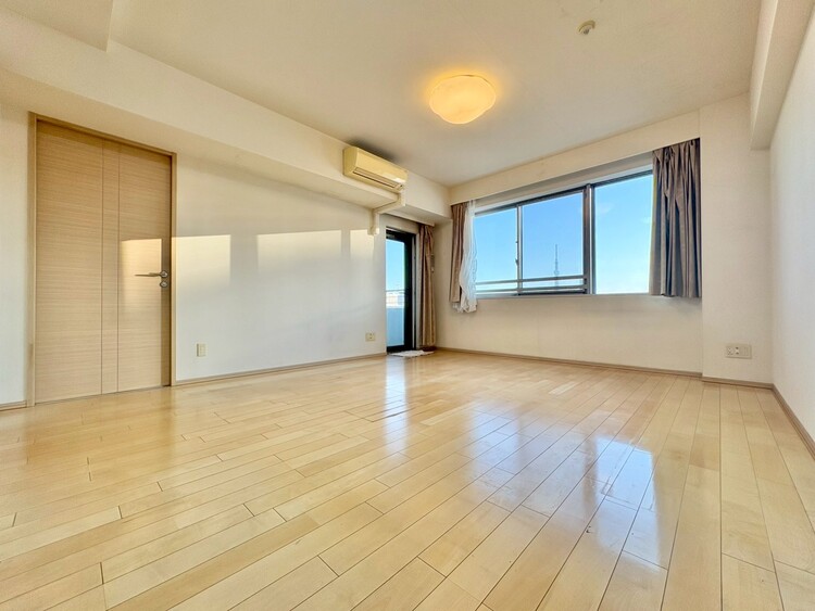 居間 忙しく過ぎゆく日常を置き去るほど、ゆったりした時間が流れるリビング。