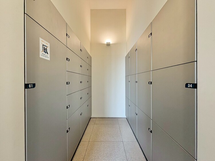 設備 外出中に活躍してくれる宅配ボックスが設置されています。家で宅配物を待たなくて済みますね。