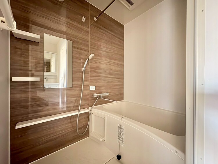 風呂 一日の疲れを癒すバスルームは、心地よいリラックスを叶える清潔感溢れる空間です。