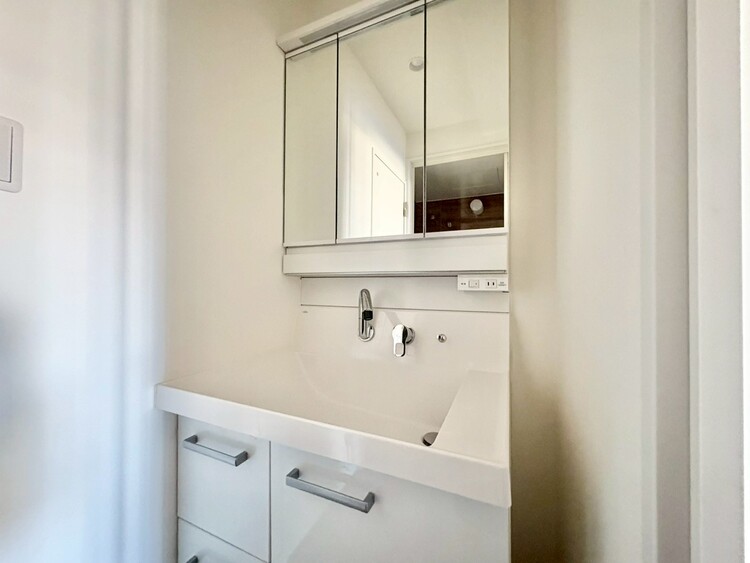 洗面 何かと物が増える場所だからこそ、スッキリと見映えの良い空間に。