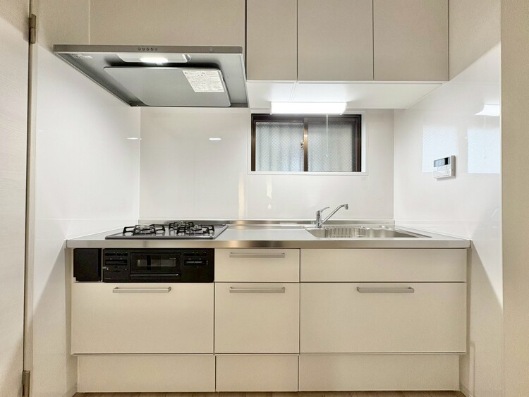 キッチン スマートな意匠と充実の機能を備えたキッチンが、暮らしにおいしい彩りを添えます。