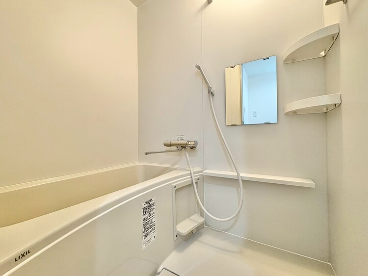 風呂 一日の疲れを癒すバスルームは、心地よいリラックスを叶える清潔感溢れる空間です。