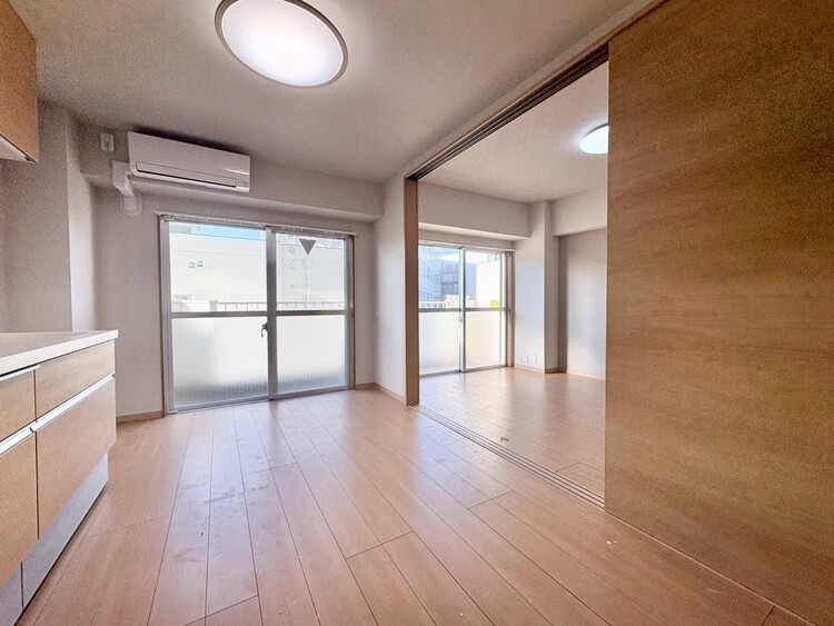 居間 飾り過ぎないシンプルな内装と偏り過ぎないデザインで統一しました。