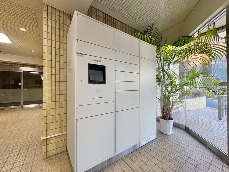 設備 外出中に活躍してくれる宅配ボックスが設置されています。家で宅配物を待たなくて済みますね。