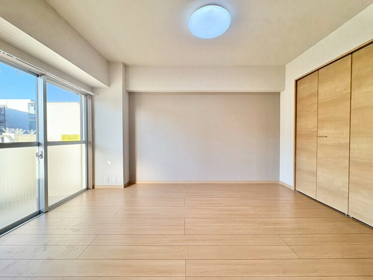 寝室 ベッドも十分に設置するスペースがあります。