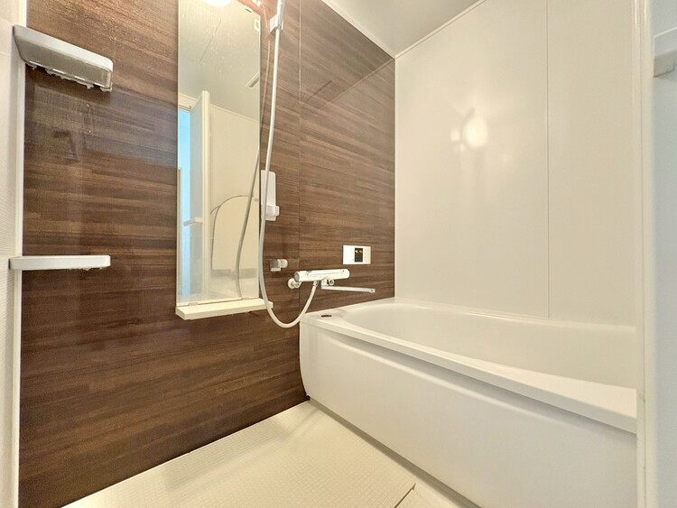 風呂 一日の疲れを癒すバスルームは、心地よいリラックスを叶える清潔感溢れる空間です。