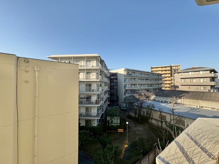 バルコニー 窓を開けると広がる青空。心をリフレッシュして日々を過ごしていきましょう。