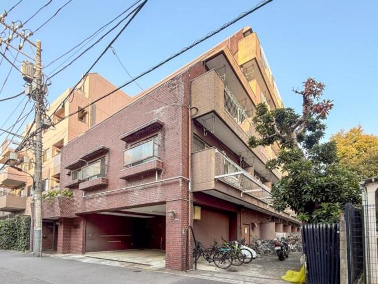 外観 陽とともに、時間によって顔を変える街の景観から、星空や夜景に負けないデザインの映える外観。この街ならではの美しい風景と、ここから紡がれる物語を建物外観から始まります。