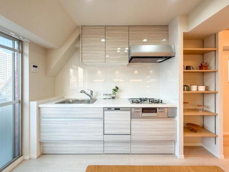 キッチン 焼いたり煮たりと一度にたくさんのお料理を作ることのできる便利な3口コンロがついたシステムキッチンは豊富な収納と食洗機付き。食後の片づけが楽になるからママの自分時間が増えてにこにこ。