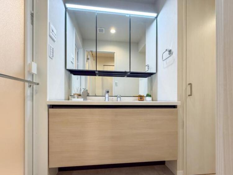 洗面 三面鏡の裏は機能的な収納を配置。コンセントも付いているため電動シェーバーや、電動歯ブラシも収納できます。