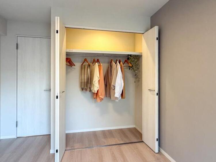 収納 【家具・小物（調度品）は販売価格に含まれません】クローゼットには棚やハンガーパイプが付いており、スーツや上着などがスッキリ収納可能です。