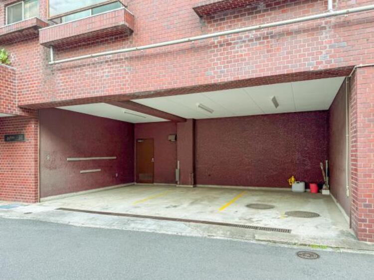 駐車場 敷地内に設けられた駐車スペース。