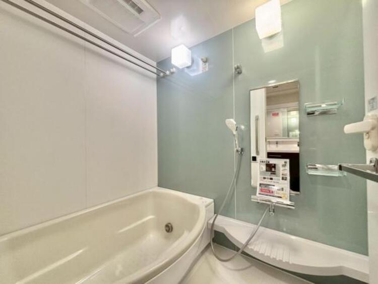 風呂 美しいツヤとなめらかな肌ざわり。水や汚れをはじき汚れにくくお掃除ラクラクの浴槽です。浴槽へもまたぎやすいよう配慮されています。また、シャワーヘッドの位置が変えられるので使い勝手がとても良いです。